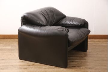 中古　美品　Cassina(カッシーナ)　MARALUNGA(マラルンガ)　F1ランク革　ブラックカラーが高級感を高める1人掛けソファ(定価約103万円)(アームチェア)(R-053370)