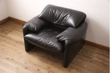中古　美品　Cassina(カッシーナ)　MARALUNGA(マラルンガ)　F1ランク革　ブラックカラーが高級感を高める1人掛けソファ(定価約103万円)(アームチェア)(R-053370)