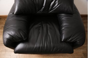 中古　美品　Cassina(カッシーナ)　MARALUNGA(マラルンガ)　F1ランク革　ブラックカラーが高級感を高める1人掛けソファ(定価約103万円)(アームチェア)(R-053370)