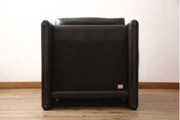 中古　美品　Cassina(カッシーナ)　MARALUNGA(マラルンガ)　F1ランク革　ブラックカラーが高級感を高める1人掛けソファ(定価約103万円)(アームチェア)(R-053370)