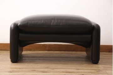 中古　超美品　Cassina(カッシーナ)　MARALUNGA(マラルンガ)　F1ランク革　ブラックカラーが高級感を高めるオットマン(フットスツール、椅子、スツール)(R-053371)