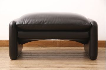 中古　超美品　Cassina(カッシーナ)　MARALUNGA(マラルンガ)　F1ランク革　ブラックカラーが高級感を高めるオットマン(フットスツール、椅子、スツール)(R-053371)