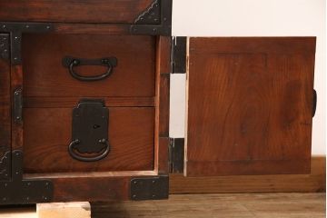 和製アンティーク　上手物　前面ケヤキ材　躍動感のある唐獅子金具が一際目を引く二段重ね相馬箪笥(仙台箪笥、和たんす、衣装箪笥、引き出し、チェスト)(R-053375)