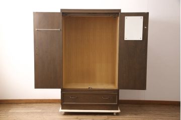 中古　永田良介商店　幾何学模様のデザインが目を引く鏡付きワードローブ(洋服タンス)(R-053383)