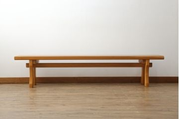 中古　ヒノキ材一枚板　明るい木色があたたかみを感じる横長ベンチ(長椅子、木製ベンチ)(R-053384)