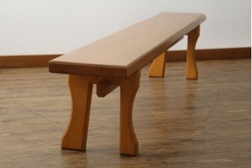 中古　ヒノキ材一枚板　明るい木色があたたかみを感じる横長ベンチ(長椅子、木製ベンチ)(R-053384)