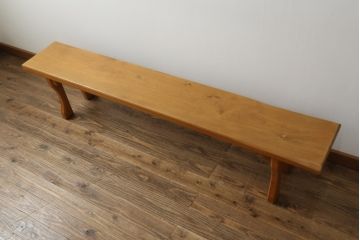 中古　ヒノキ材一枚板　明るい木色があたたかみを感じる横長ベンチ(長椅子、木製ベンチ)(R-053384)