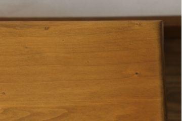 中古　ヒノキ材一枚板　明るい木色があたたかみを感じる横長ベンチ(長椅子、木製ベンチ)(R-053384)