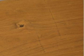 中古　ヒノキ材一枚板　明るい木色があたたかみを感じる横長ベンチ(長椅子、木製ベンチ)(R-053384)