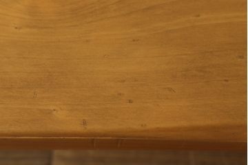 中古　ヒノキ材一枚板　明るい木色があたたかみを感じる横長ベンチ(長椅子、木製ベンチ)(R-053384)