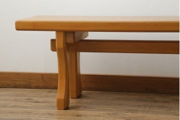 中古　ヒノキ材一枚板　明るい木色があたたかみを感じる横長ベンチ(長椅子、木製ベンチ)(R-053384)