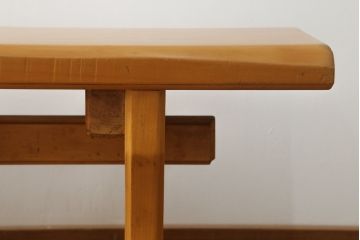 中古　ヒノキ材一枚板　明るい木色があたたかみを感じる横長ベンチ(長椅子、木製ベンチ)(R-053384)