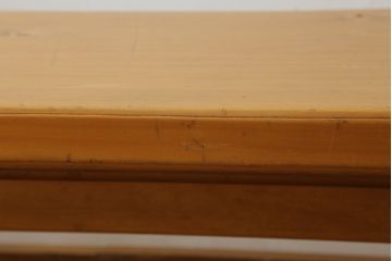 中古　ヒノキ材一枚板　明るい木色があたたかみを感じる横長ベンチ(長椅子、木製ベンチ)(R-053384)