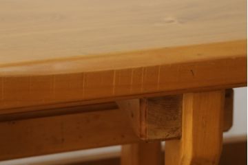 中古　ヒノキ材一枚板　明るい木色があたたかみを感じる横長ベンチ(長椅子、木製ベンチ)(R-053384)