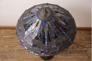 中古　アンティーク風　ステンドグラスがおしゃれ!ドラゴンフライの個性的なデザインが目を引くフロアスタンド(スタンドライト、照明)(R-053385)