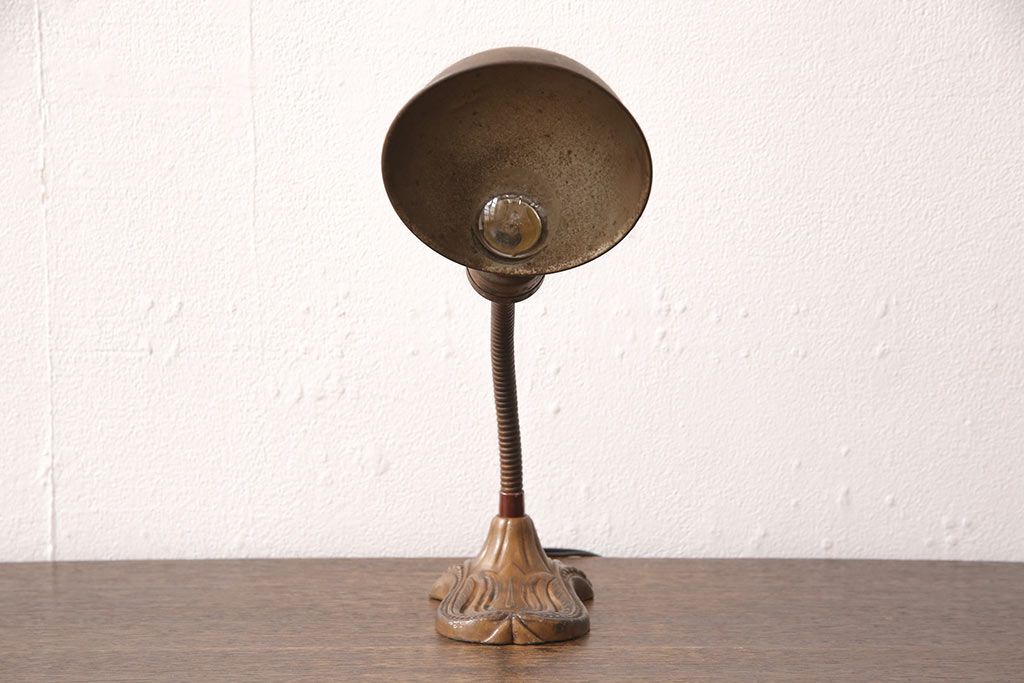 アンティーク照明　昭和初期　台座のデザインがおしゃれ!使い込まれた風合いが味わい深いデスクスタンド(スタンドライト、卓上照明)(R-053387)