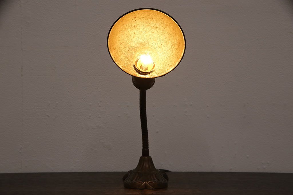 アンティーク照明　昭和初期　台座のデザインがおしゃれ!使い込まれた風合いが味わい深いデスクスタンド(スタンドライト、卓上照明)(R-053387)