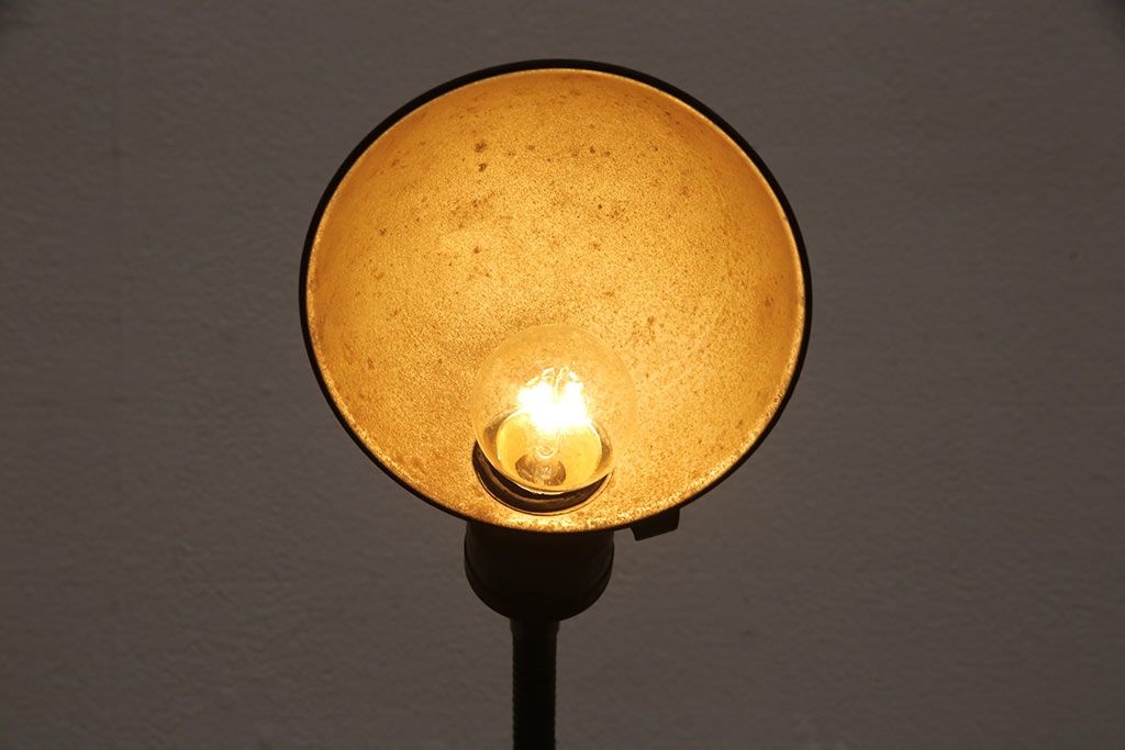 アンティーク照明　昭和初期　台座のデザインがおしゃれ!使い込まれた風合いが味わい深いデスクスタンド(スタンドライト、卓上照明)(R-053387)