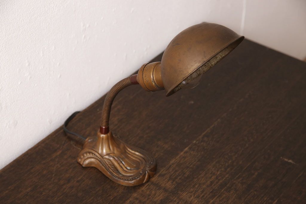 アンティーク照明　昭和初期　台座のデザインがおしゃれ!使い込まれた風合いが味わい深いデスクスタンド(スタンドライト、卓上照明)(R-053387)