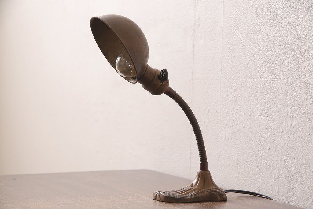 アンティーク照明　昭和初期　台座のデザインがおしゃれ!使い込まれた風合いが味わい深いデスクスタンド(スタンドライト、卓上照明)(R-053387)