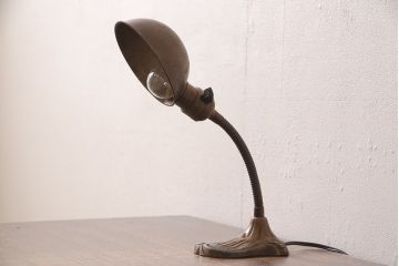 アンティーク照明　昭和初期　台座のデザインがおしゃれ!使い込まれた風合いが味わい深いデスクスタンド(スタンドライト、卓上照明)(R-053387)