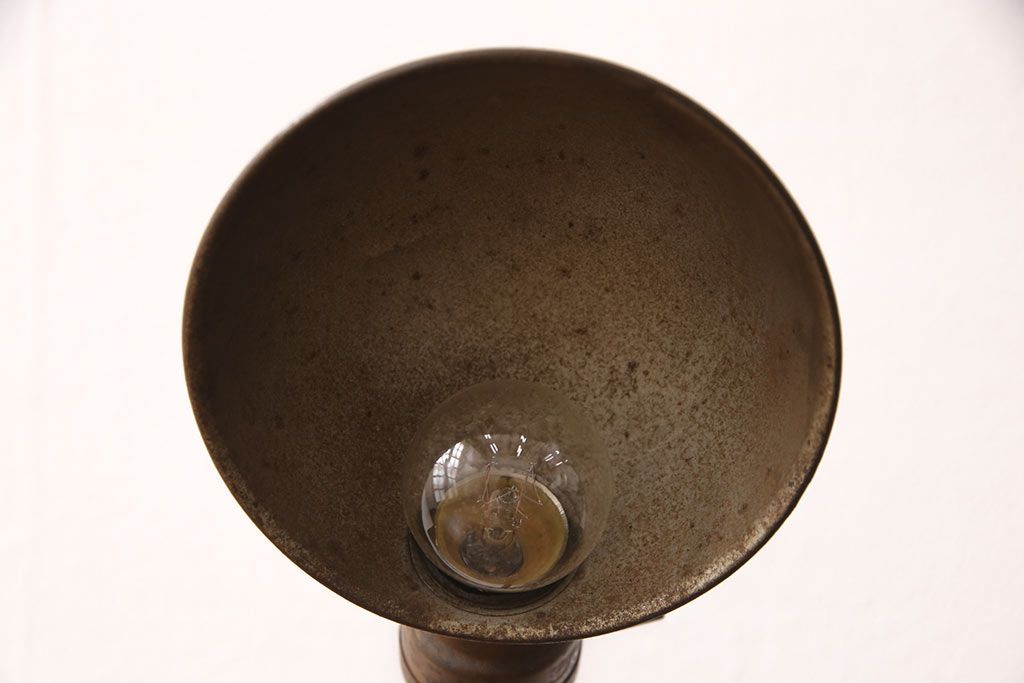 アンティーク照明　昭和初期　台座のデザインがおしゃれ!使い込まれた風合いが味わい深いデスクスタンド(スタンドライト、卓上照明)(R-053387)