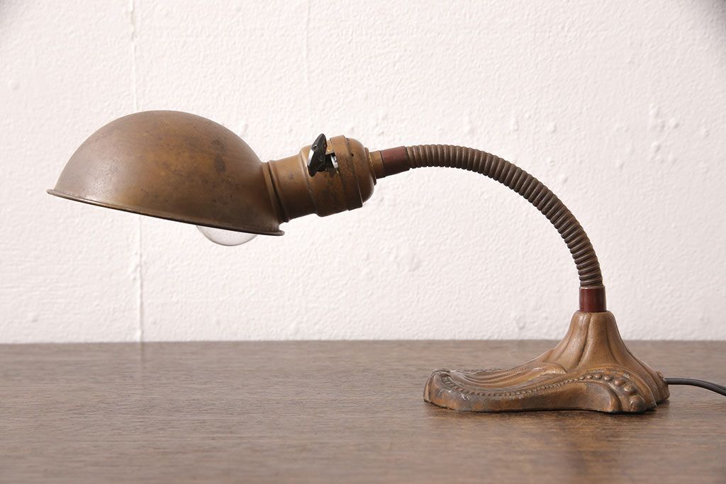 アンティーク照明　昭和初期　台座のデザインがおしゃれ!使い込まれた風合いが味わい深いデスクスタンド(スタンドライト、卓上照明)(R-053387)