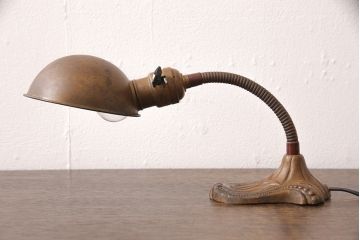 アンティーク照明　昭和初期　台座のデザインがおしゃれ!使い込まれた風合いが味わい深いデスクスタンド(スタンドライト、卓上照明)(R-053387)