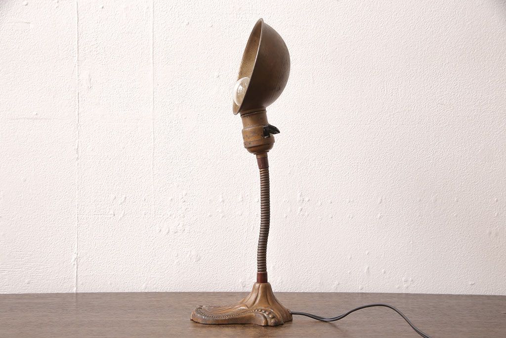 アンティーク照明　昭和初期　台座のデザインがおしゃれ!使い込まれた風合いが味わい深いデスクスタンド(スタンドライト、卓上照明)(R-053387)