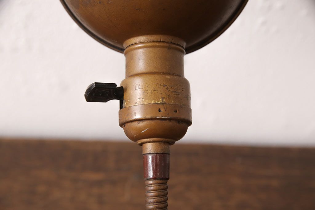 アンティーク照明　昭和初期　台座のデザインがおしゃれ!使い込まれた風合いが味わい深いデスクスタンド(スタンドライト、卓上照明)(R-053387)