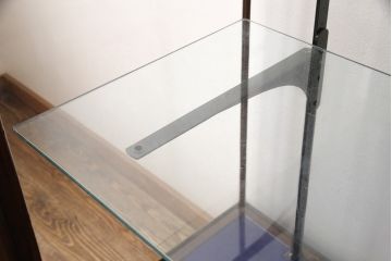 イギリスアンティーク　品のある佇まいが美しい縦型ガラスケース(ショーケース、店舗什器)(R-053388)