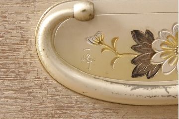 中古　リメイク　伝統工芸士・中沢和夫作　一峰　上品な和を演出する細やかな金具が魅力的な加茂桐箪笥・上段(胴丸、桐たんす、衣装箪笥、和タンス、洋服タンス)(R-053390)