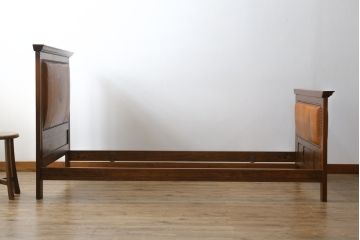 フランスアンティーク　ビーチ材　年月を重ねて味を増した本革の風合いが魅力的なベッドフレーム(シングルサイズ、レザー)(R-053392)