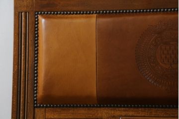 フランスアンティーク　ビーチ材　年月を重ねて味を増した本革の風合いが魅力的なベッドフレーム(シングルサイズ、レザー)(R-053392)