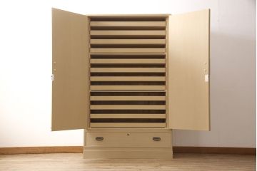 中古　美品　伝統工芸士・頓所芳男作　久光刻　細やかな意匠が光る金具が目を引く加茂桐箪笥(胴厚、桐たんす、和タンス、衣装箪笥、洋服タンス)(定価約130万円)(R-053396)