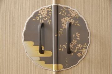中古　美品　伝統工芸士・頓所芳男作　久光刻　細やかな意匠が光る金具が目を引く加茂桐箪笥(胴厚、桐たんす、和タンス、衣装箪笥、洋服タンス)(定価約130万円)(R-053396)