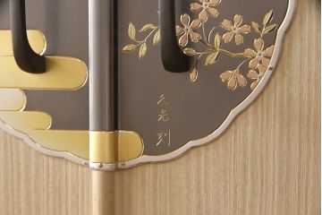 中古　美品　伝統工芸士・頓所芳男作　久光刻　細やかな意匠が光る金具が目を引く加茂桐箪笥(胴厚、桐たんす、和タンス、衣装箪笥、洋服タンス)(定価約130万円)(R-053396)