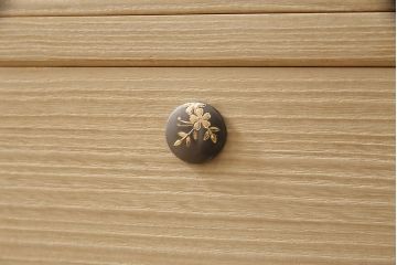 中古　美品　伝統工芸士・頓所芳男作　久光刻　細やかな意匠が光る金具が目を引く加茂桐箪笥(胴厚、桐たんす、和タンス、衣装箪笥、洋服タンス)(定価約130万円)(R-053396)