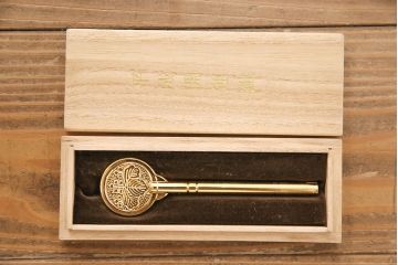 中古　美品　伝統工芸士・頓所芳男作　久光刻　細やかな意匠が光る金具が目を引く加茂桐箪笥(胴厚、桐たんす、和タンス、衣装箪笥、洋服タンス)(定価約130万円)(R-053396)