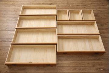 中古　屋久杉の密な杢目と細やかな金具が魅力的なチェスト(引き出し、和たんす、整理箪笥、収納タンス、衣装箪笥)(R-053398)