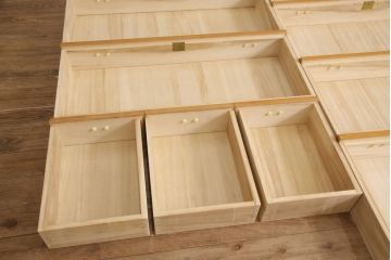 中古　屋久杉の密な杢目と細やかな金具が魅力的なチェスト(引き出し、和たんす、整理箪笥、収納タンス、衣装箪笥)(R-053398)