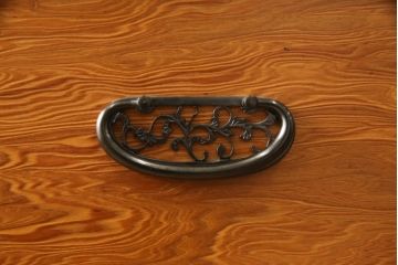 中古　屋久杉の密な杢目と細やかな金具が魅力的なチェスト(引き出し、和たんす、整理箪笥、収納タンス、衣装箪笥)(R-053398)