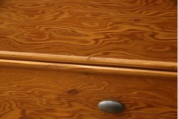中古　屋久杉の密な杢目と細やかな金具が魅力的なチェスト(引き出し、和たんす、整理箪笥、収納タンス、衣装箪笥)(R-053398)