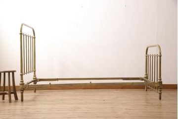 イギリスアンティーク　華やかな空間を演出してくれる真鍮製ベッドフレーム(シングルサイズ)(R-053405)