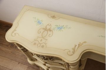 ヴィンテージ家具　イタリア　SILIK(シリック)　ロココ調　小花柄が可愛らしい雰囲気を醸し出す小振りなサイドボード(サイドチェスト、ローボード、テレビボード、ビンテージ)(定価約100万円)(R-053406)