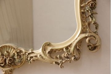 ヴィンテージ家具　イタリア　SILIK(シリック)　ロココ調の細やかで豪華な彫刻が見事!存在感を放つウォールミラー(壁掛け鏡、ビンテージ)(定価約35万円)(R-053407)