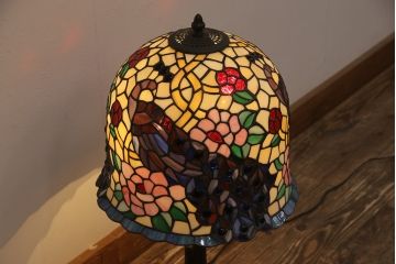 中古　ステンドグラス　真鍮　ロマンティックな空間づくりに活躍するスタンド照明(スタンドランプ、テーブルスタンド)(R-053417)