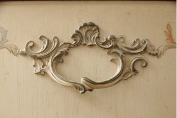 ヴィンテージ家具　DREXEL HERITAGE(ドレクセルヘリテイジ)　ヨーロピアンな雰囲気を醸し出すサイドボード(サイドチェスト、サイドキャビネット、ビンテージ)(R-053419)