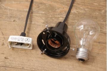 和製アンティーク　ベークライト製　スズランの装飾がアクセントになる天井照明(吊り下げ照明、ペンダントライト)(R-053426)