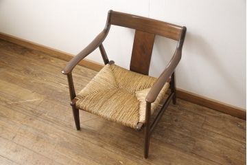 中古　美品　松本民芸家具　#77型　ラッシ座(ガマ座)がお洒落な曲肘イス(アームチェア、椅子)(定価約24万円)(R-053436)